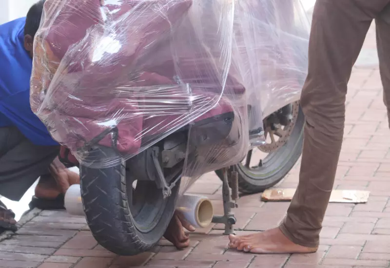 bike packing with bubble wrap